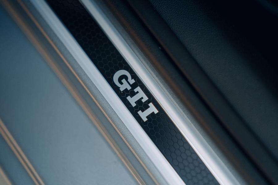 Логотип Volkswagen up! GTI 2020 года  (UK) (фото 35 из 40)